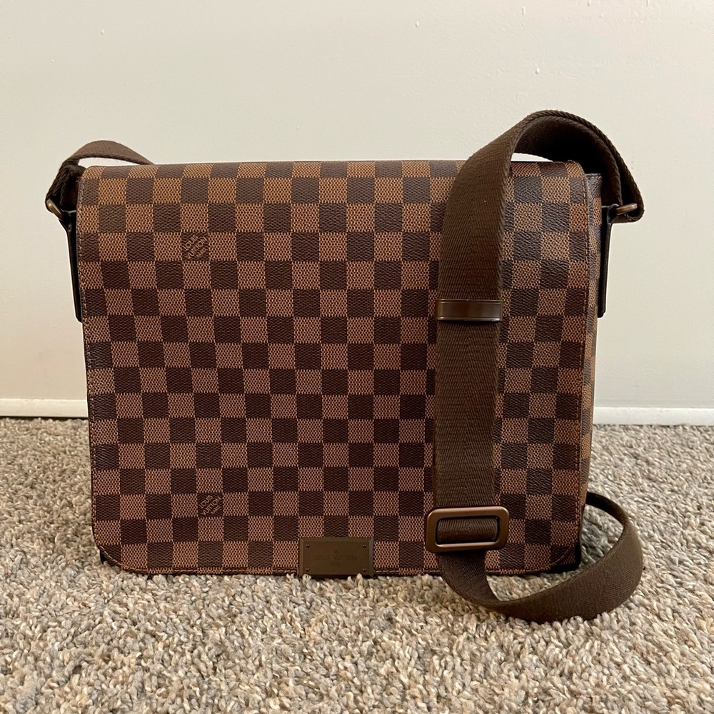 Louis Vuitton District MM Messenger Bag
